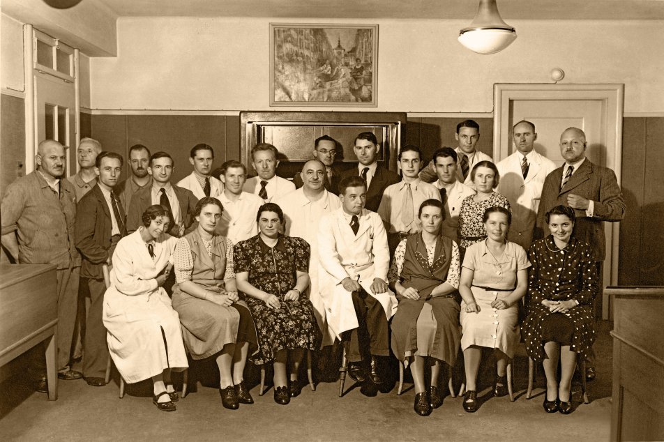 Die Pistor Belegschaft unter Direktor Jost Lütolf (rechts), 1939.