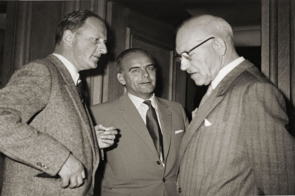 Pistor Direktor Hans Schneeberger (links) und sein Vorgänger Jost Lütolf, in der Bildmitte der designierte Verwaltungsratspräsident Paul Hug, 1958.